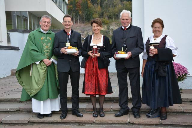 Pfarrprovisor Christian Hauser mit den beiden Jubelpaaren Kaspar und Gabi Fuchs und Johann und Anna Strasser (v.l.).