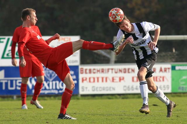 Der UFC Attergau, im Bild Doppeltorschütze Johannes Hemetsberger (r.), setzte sich in der jüngsten Runde der Bezirksliga Süd mit 3:0 gegen Tabellenführer Ohlsdorf durch.
