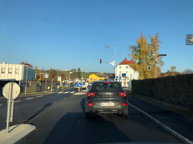 Durch die Ampelschaltung haben auch Fußgänger nun leichter die Möglichkeit die Straße zu queren.