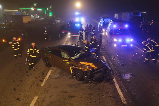 Der auffahrende Wagen kam nach der Kollision quer über beide Fahrbahnen zum Stehen.