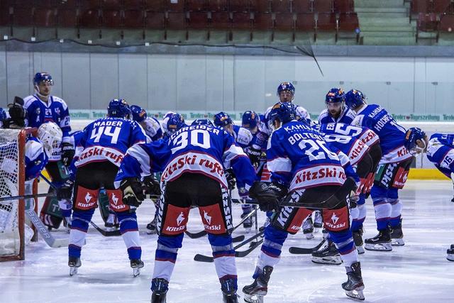 Die Adler gedachten beim Heimspiel gegen Jesenice ihrem getöteten Goalie Florian Janny.