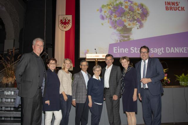 Bürgermeister Georg Willi (3.v.r.) und Vizebürgermeister Franz X. Gruber (r.) gratulierten mehr als 420 Geburtstagskindern zum 70er in der Dogana. Stellvertretend am Bild die beiden JubilarInnen Heidi und Luis Niedertscheider von der Seniorenstube der Pfarre St. Pius (M.).