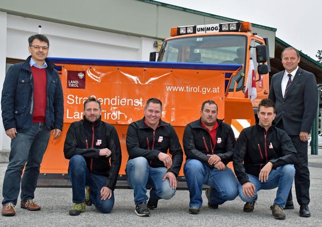 LH-Stv. Josef Geisler (r.), Bernd Stigger (l.) mit den vier Tiroler Snowfightern Manuel Kronberger, Martin Penz, Christoph Grießer und Stefan Moser (v.l.), die unser Bundesland bei der Österreichischen Schneepflugmeisterschaft in Tulln vertreten.
