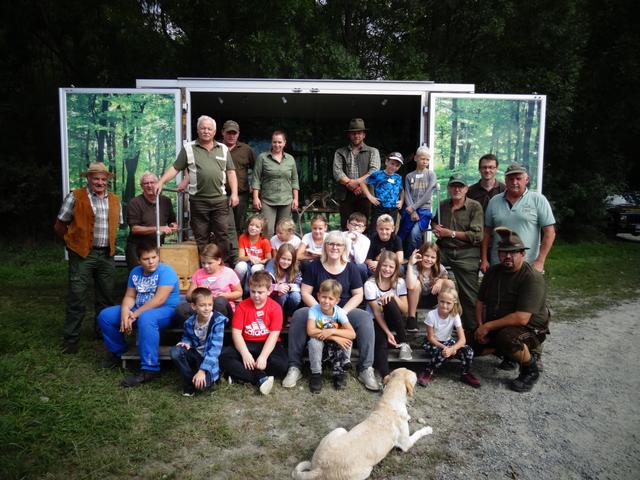 Ein "Waldmobil" der Jägerschaft brachte den Volksschulkindern Wissenswertes über Wild, Wald, Jagd und Natur nahe.