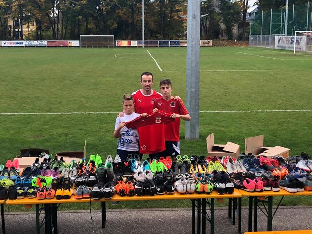 Ervin Kalender trainiert die U14 Elite beim KAC 1909. Er hatte die Idee, bosnischen Kindern eines Fußballvereins mit Sachspenden zu unterstützen. Und alle 13 KAC-Nachwuchsmannschaften machten mit!