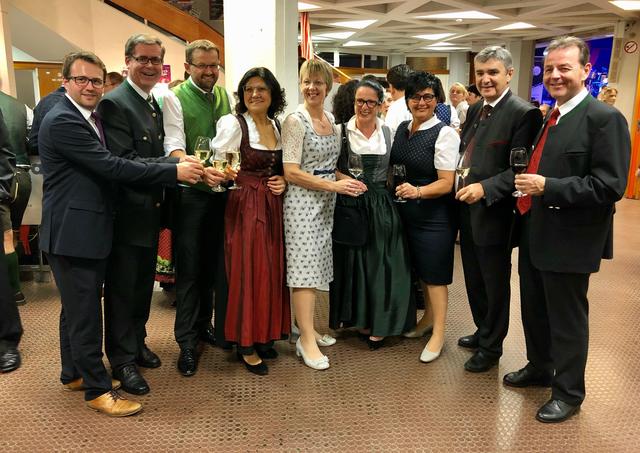 Auf gute Unterhaltung in Dirndl und Janker stießen Gäste aus Politik und Landwirtschaft im Kulturzentrum an.