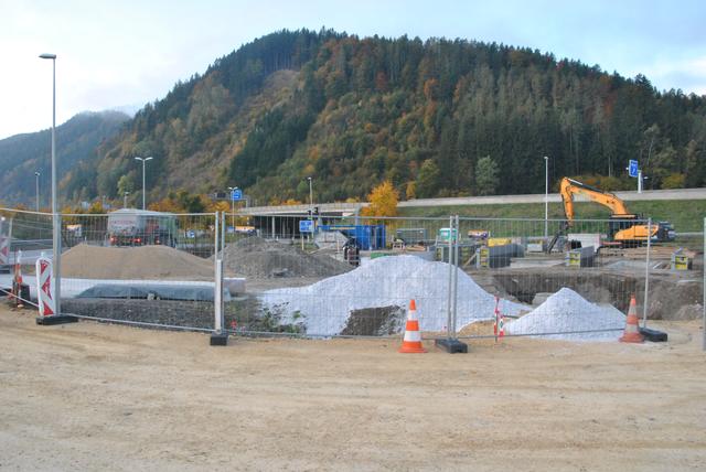 Hier wird eine Tankstelle gebaut. Baustelle direkt bei der S 35-Auf- und Abfahrt in Mixnitz.
