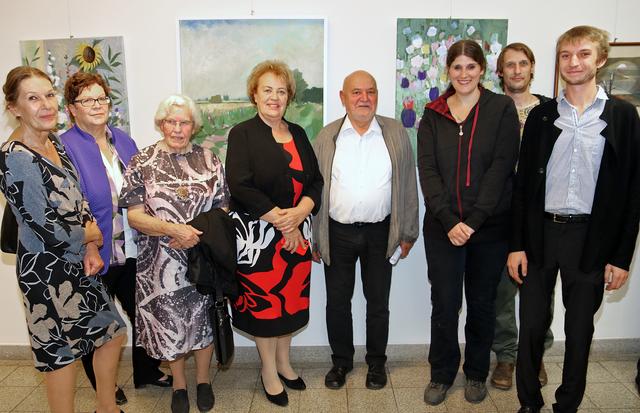 Ausstellung von Werken des Oggauer Künstlers Josef Michels und Familie in der BH Eisenstadt-Umgebung: Maria Fuska, Bezirkshauptfrau Franziska Auer, Maria Michels, Landtagspräsidentin Verena Dunst, Harro Pirch, Katharina Michels, Stefan Fuska, Johannes Fuska (v.l.) | Foto: Bgld. Landesmedienservice