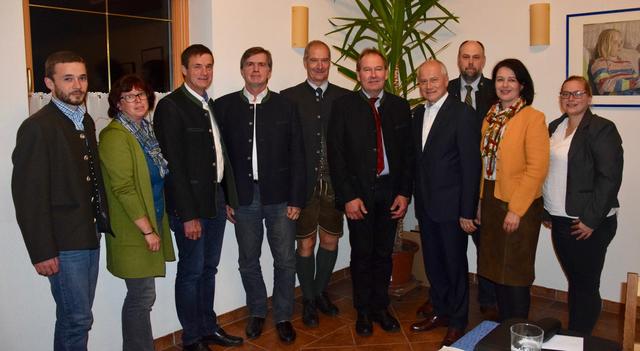 Der neu gewählte Vorstand mit Ehrengästen