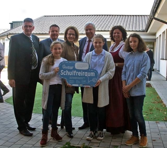 Bgm. Josef Schrammel (Lichtenegg), Bgm. Manfred Grundtner (Hollenthon), Landesrätin Christiane Teschl-Hofmeister, Bildungsdirektor Johann Heuras und Direktorin Susanne Schmid mit Schülerinnen bei der feierlichen Eröffnung in Lichtenegg.