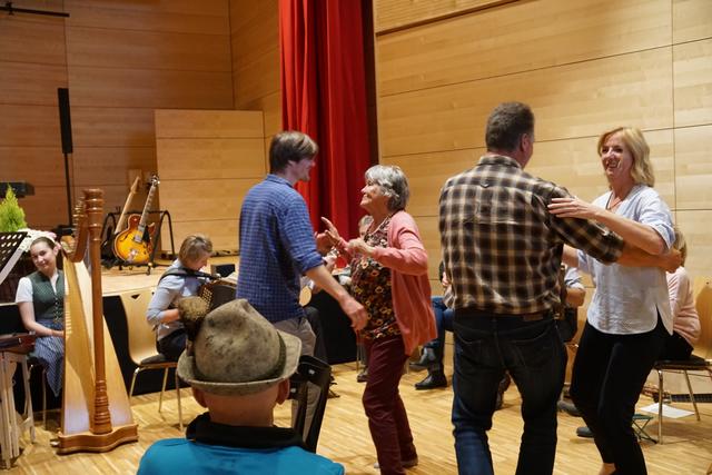 Der Konzertsaal der Landesmusikschule Kitzbühel war voll mit pflegenden Angehörigen, Menschen mit und ohne Demenz und über 35 Mitwirkenden.
