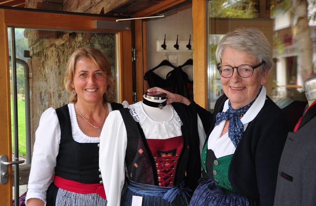 Trachten-Koryphäen im Gespräch in Kirchbichl: Helene Mayr und Gexi Tostmann (v.l.).