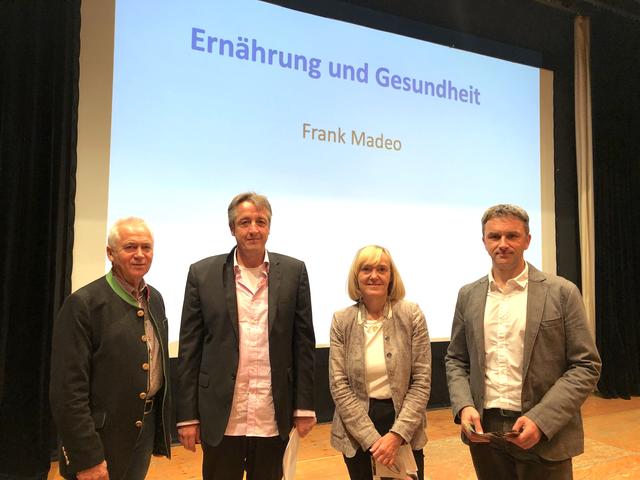 Staunten über den Zuspruch: Bürgermeister Helmut Leitenberger mit Dr. Frank Madeo, Vzbgm. Helga Sams und Dir. Christian Sametz.