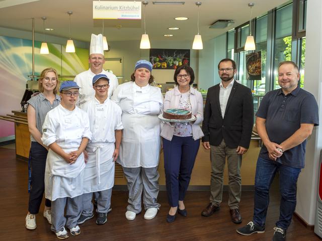 Jobcoach Christina Wörgötter, Simon Moser, Maximilian Zeuner, Koch Matthias Bichl, Melanie Knödl, Helga Freund (GF Eurotours), Stephan Mader (Bereichsleiter Diakoniewerk) und Kulinarium-Küchenchef Walter Laiminger (v. li.).