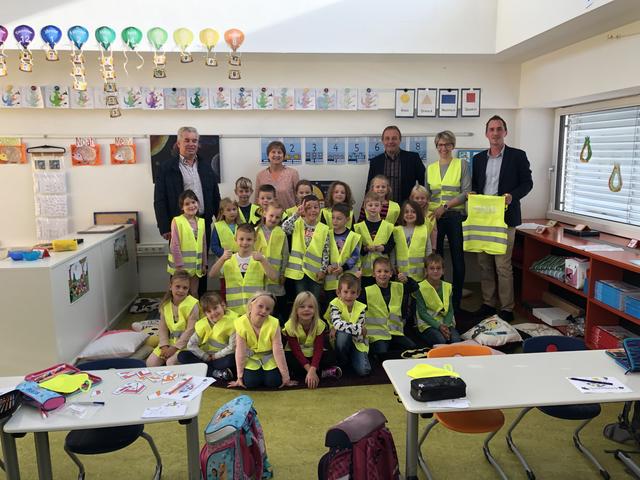 Die Kinder probierten die neuen Warnwesten sofort an.