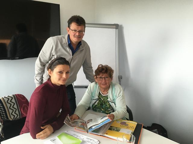 Karl Klug mit Elvira Führer und der Pressesprecherin des VOR Christine Bachmaier.