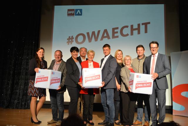 Bürgermeisterin Ursula Puchebner (in Rot) mit ihrem Team für die Gemeinderatswahl am 26. Jänner.