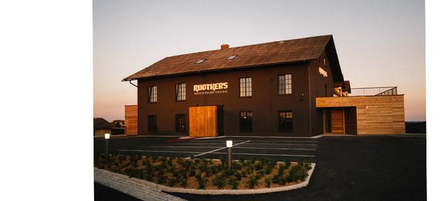 Gut sichtbar steht es im Warehouse-Stil auf der Kuppe mit Blick zur Riegersburg, von deren erstem Ritter der Name Ruotker's herrührt.