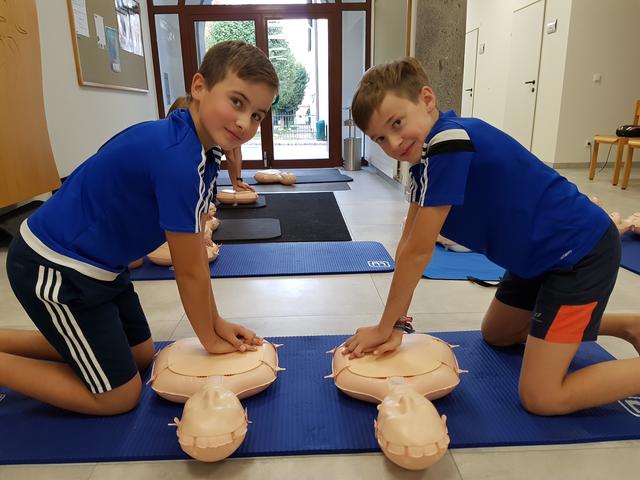 Die Schüler lernten die Herzdruckmassage. | Foto: NMS St. Martin