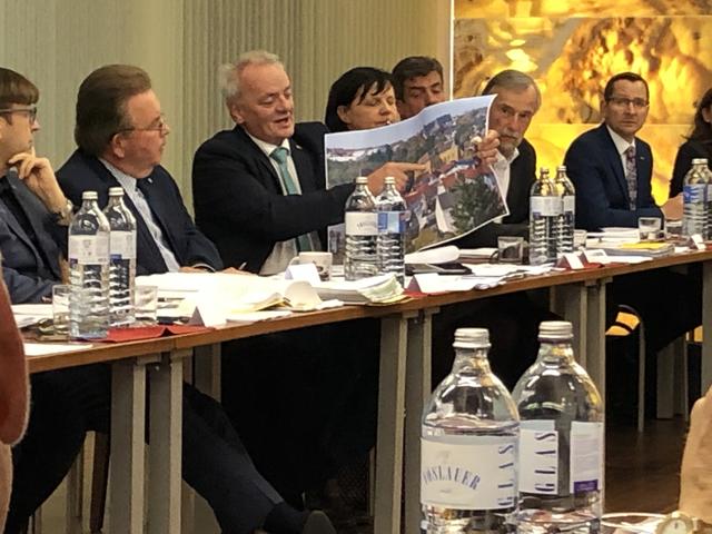 Vizebürgermeister Johannes Prinz zauberte im Rahmen der Diskussion sogar eine Ansicht hervor.