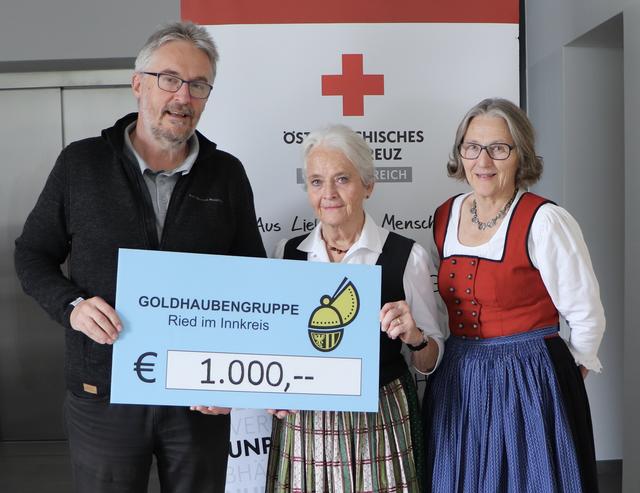 Die Rieder Goldhauben unterstützen das Rote Kreuz Ried.