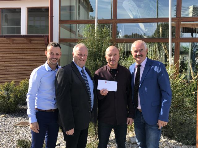Gewinnübergabe mit Gemeinderat Christian Stacherl, Vizebürgermeister Alfred Schwarz, Walter Schmegkal und Bürgermeister Josef Freiler.