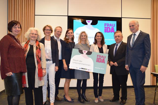 Der Vorstand des Vereins Waldviertler Frauenwirtschaft mit Bürgermeister Franz Mold und Raiffeisen-Obmann Gerhard Preiß (v.l.).