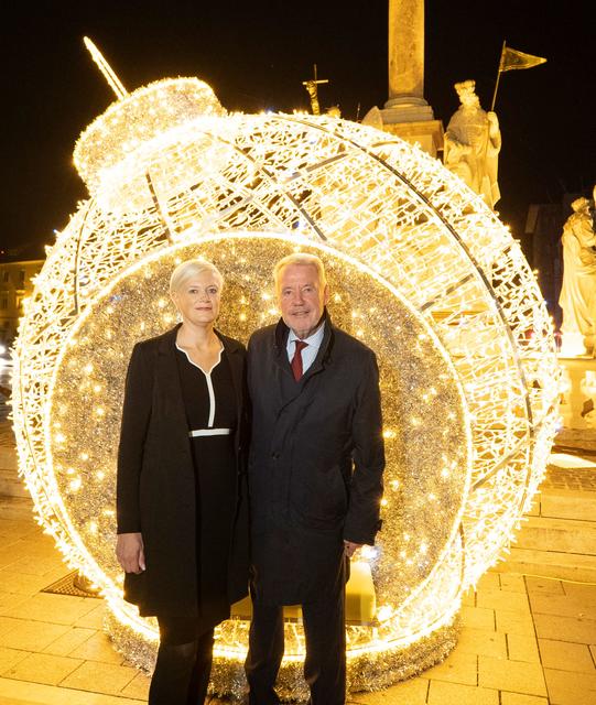 Bürgermeister Klaus Schneeberger und Judith Hönig mit der riesigen Weihnachtskugel vor der Mariensäule.