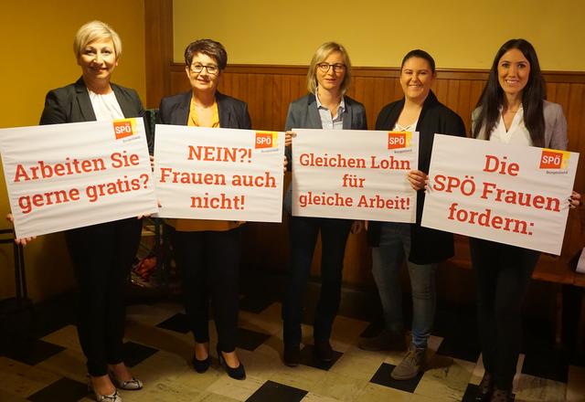 Claudia Schlager, Ulrike Kitzinger, Sandra Puntigam, Anna-Sophie Prünner und Eva Schachinger zum Equal Pay Day