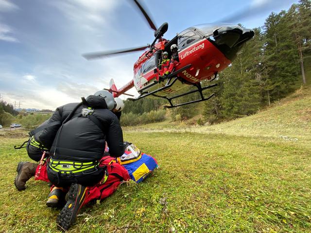 Die ARA Flugretter haben die herausfordernden Einsätze mit der Winde im Klettergebiet Gsperr intensiv trainiert.