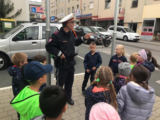 Die Volksschüler absolvierten Verkehrserziehung mit der Polizei