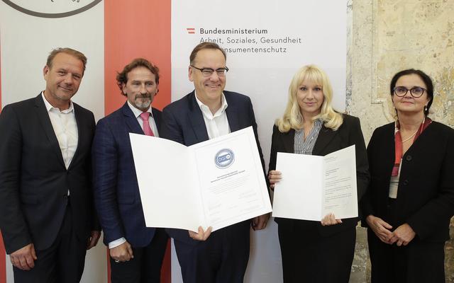Dr. Markus Schwarz, Operativer Leiter SeneCura (Mitte), und Marion Nussgraber, Leitung Pflege und Betreuung der SeneCura Hauskrankenhilfe, (2. v. r.) freuten sich über das Qualitätszertifikat der SeneCura 24-Stunden-Betreuung.