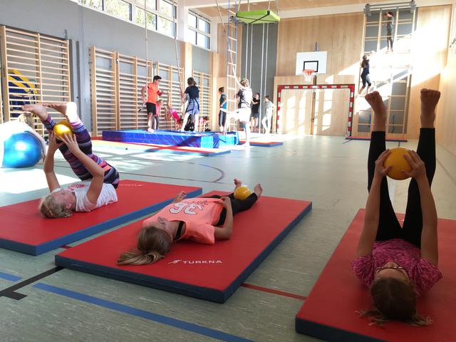Kompass Kinder in der neuen Turnhalle der Stifterschule