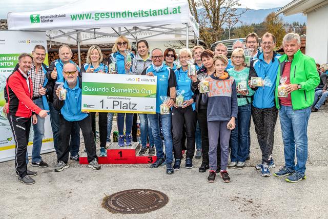 Die Gewinner: Franz Wutte (links) vom Gesundheitsland Kärnten gratulierte Bleiburg zum Gesamtsieg im „Gesunde Gemeinde“-Cup