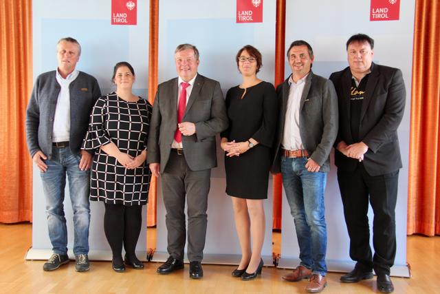 Das Pflegeangebot im Bezirk Lienz wird systematisch und nachhaltig ausgebaut: Bgm von Dölsach Josef Mair, Bezirkshauptfrau Olga Reisner, LR Bernhard Tilg, Vorständin der Abteilung Soziales des Landes Tirol Kathrin Eberle, Bgm von Obertilliach Matthias Scherer sowie Bgm von Matrei in Osttirol Andreas Köll (v.l.)