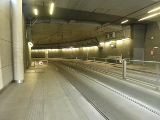 Maximale Beleuchtung in den Tunnel, damit einige Straßenbahnen nicht ihre Innenbeleuchtung einschalten müssen?