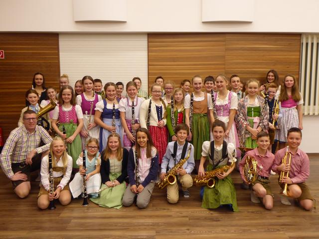 Kapellmeister Florian Madleitner mit den "Jumus"