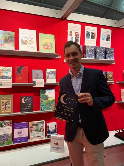 Der dreifache Vater aus Linz, Christian Diendorfer, präsentiert sein außergewöhnliches Vorlese- und Mitmachbuch "Ab ins Bett mit Lu & Lu" auf der Frankfurter Buchmesse.