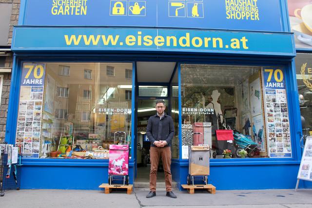 Junior Chef Mathias Dorn vor dem heutigen Geschäftsportal von "Eisen-Dorn" – wie schon vor 70 Jahren noch immer in der Praterstraße 9.
