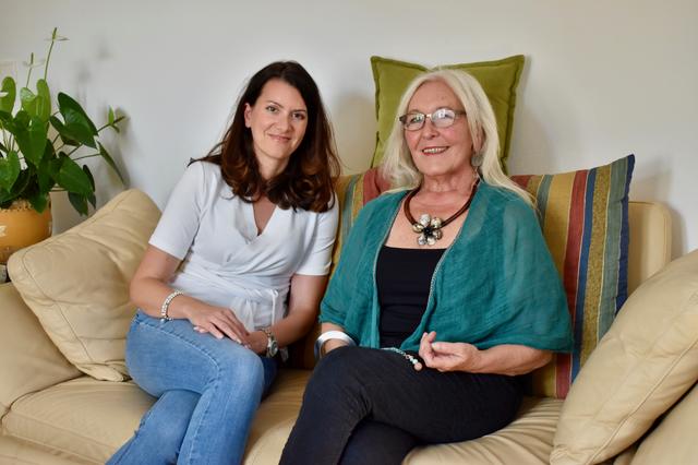 Claudia Scheer (r.) übergibt ihre Nachfolge als einzige Kassen-Diagnostikpsychologin im Bezirk an Mariella Panagl.