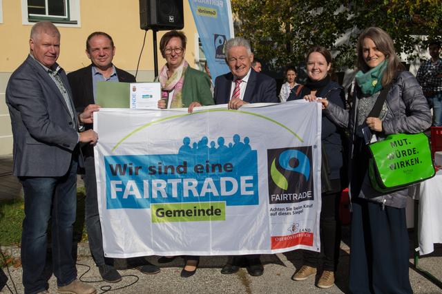 Josef Oberndorfer (Leiter Arbeitskreis), Bürgermeister Manfred Roitinger, Landtagsabgeordnete Ulrike Schwarz, Alt-Landeshauptmann Josef Pühringer, Elke Schaupp (Fairtrade Österreich) und Julia Pichler (Welthaus-Diözese Linz). | Foto: Gemeinde Weibern