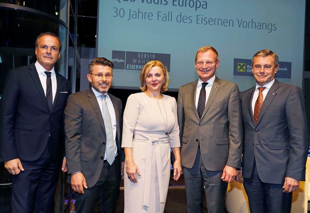 Eduard Müller, Bundesminister für Finanzen, Universitätsprofessor Gerhard Mangott, Politikwissenschafter und Osteuropa-Experte, Ivana Cervenková, Botschafterin der Tschechischen Republik in Österreich, Landeshauptmann Thomas Stelzer, Raiffeisenlandesbank OÖ-Generaldirektor Heinrich Schaller.