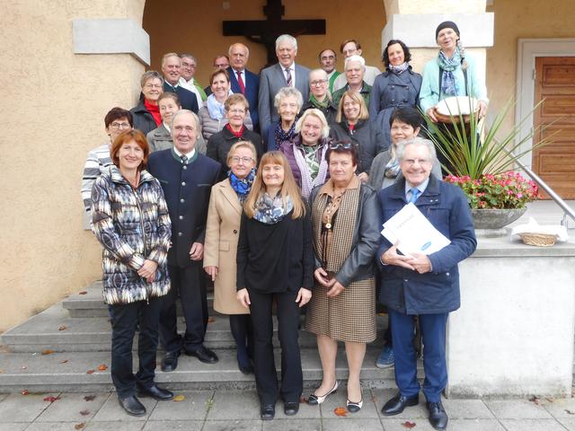 Foto: Die Sängerinnen und Sänger des Kirchenchores nach dem Jubiläumsgottesdienst
(v.l.n.r.):
Barbara Weindl, Karin Strobl-Tatzber, Barbara Furch, Hilde Karl, Anton Christoph Czaby, Ferdinand Schöfbeck, P. Hermann Jedinger, Traude Essl, Andreas Strobl, Johann Hummel, Traude Fath, Theresia Schneider, Chorleiterin Marion Horvath, Ferdinand Faber, Anni Hammer, Gabi Schneider, Gaby Sommerbauer, Diakon Heinz Stadlbacher, Angela Ehn, Ulli Schiller, Franz Prinz, Stefan Czaby, Regina Strobl, Christine Wachter, Albert Braun, Viky Faber