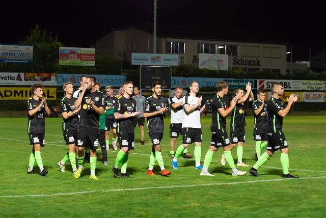 Die Spieler des SC Weiz bedanken sich beim Publikum: Mit ausgezeichneten Leistungen hat sich das Team in den Spitzenpositionen festgesetzt und sind im Rennen um die Herbstmeisterschaft.
