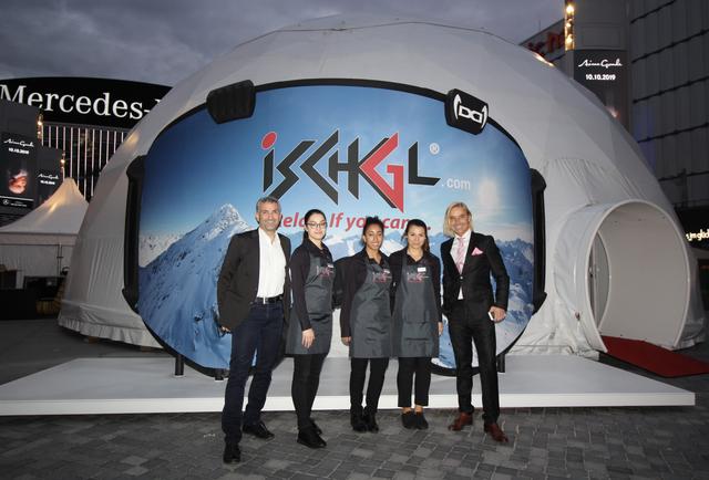 Gigantischer Ischgl-Skihelm: Günther Zangerl, Vorstand der Silvrettaseilbahn AG mit Geschäftsführer Andreas Steibl, TVB Paznaun – Ischgl und Servicepersonal.