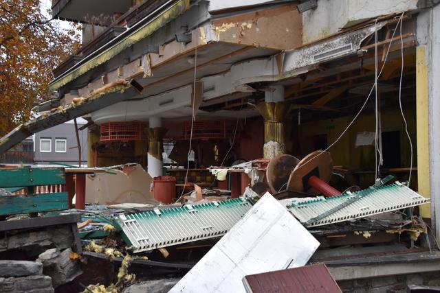 Die Brandruine des Sporthotels in Kössen wird bis 15. Dezember abgebrochen.  | Foto: Johanna Schweinester