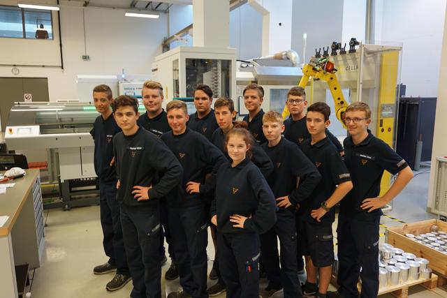 Niklas Ableidinger (Waidhofen), Niklas Litschauer (Dobersberg), Matthias Ebner (Irnfritz), Vanessa Fleischmann (Ludweis), Lukas Daniel (Irnfritz), Philipp Lechner (Weitersfeld), Daniel Mathies (Klein-Meiseldorf), Laurin Walz (Karlstein), Bastian Höfinger (Raabs/Thaya), Alexander Christian (Waidhofen), Mario Hutecek (Ludweis) und Samuel Rapp (Hötzlsdorf). Jessica Kuffer (Waidhofen) und Fabian Josl (Göpfritz) waren beim Fototermin leider erkrankt.