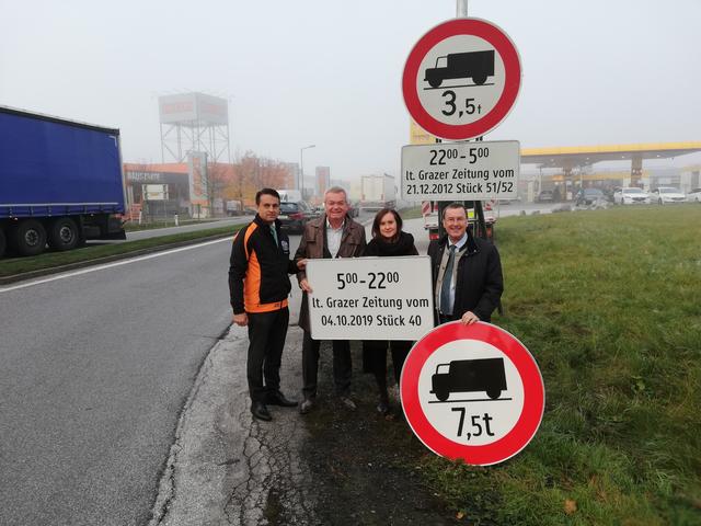 "Einen historischer Moment", nannte Verkehrslandesrat Anton Lang die Anbringung der LKW-Fahrverbotstafeln.