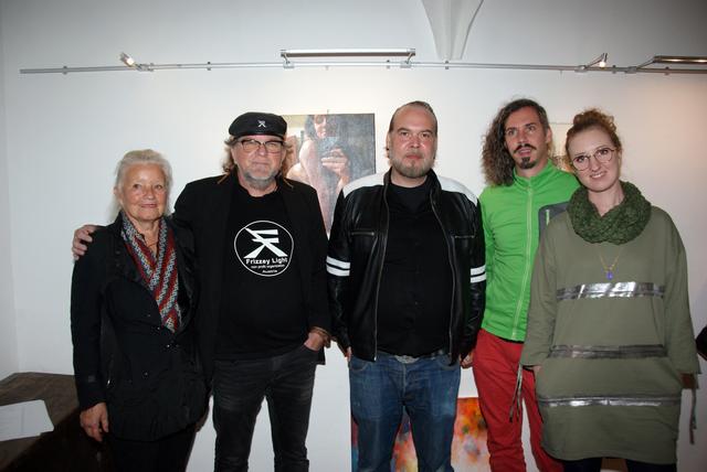 Frizzey Light Benefizausstellung: Christine Jarosch, Frizzey Greif, Christoph Mathoy, Sascha und Mirjam Pedrazzoli (Die Wohngemeinschaft) (v.l.).