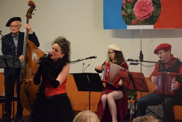 Pater Werner Hebeisen (Kontrabass), die Sängerin Klaudia Maassen van den Brink-Plasch, und die beiden Akkordeon-Spieler Angela Appenzeller und Gerald Bok.
